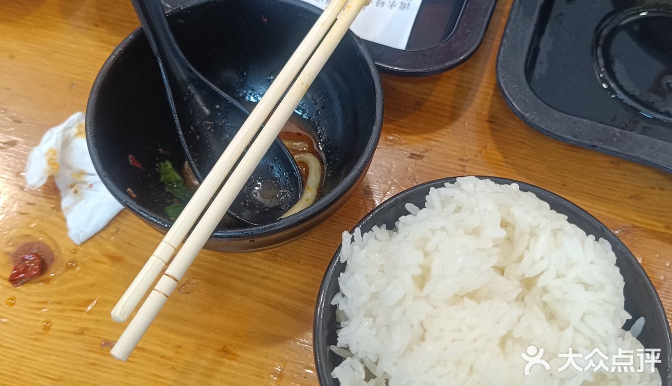 等了没五分钟就上餐了。他家的丸子砂锅不错