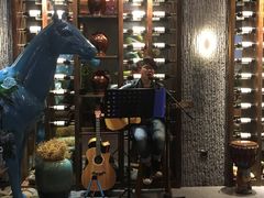 唱歌的小哥-泸州唯逸酒店(大山坪警察学院店)