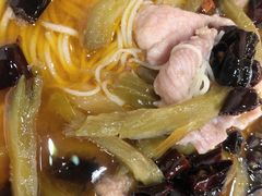 特色酸菜肉片米线-巴鑫田姐米线(巴南万达店)