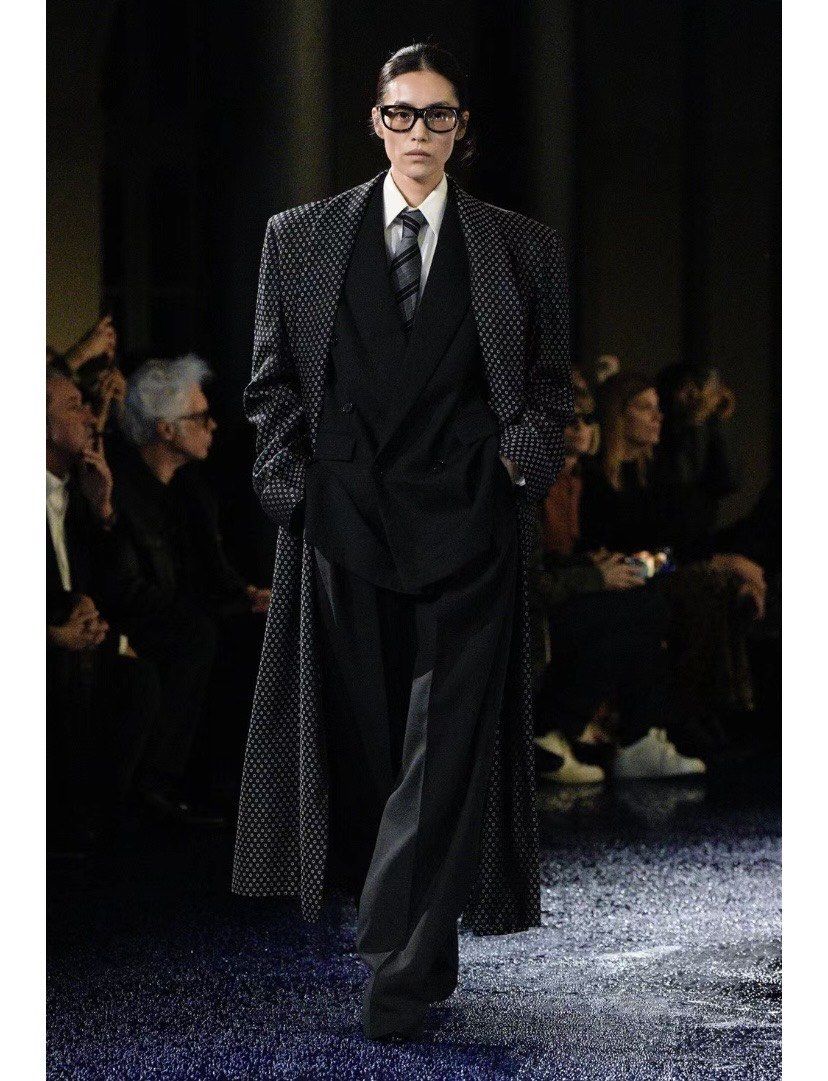 谁能帅过穿宽肩西装的ysl女郎呢