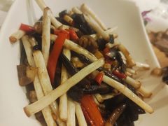 鸡枞菌炒花生芽-刘胖子家常菜·蹄花焖藕(江汉路总店)