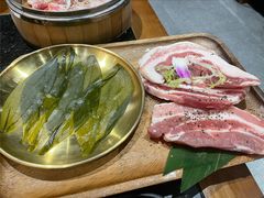 山葱叶配伊比利亚五花肉-何发发和牛烧肉·鳗鱼榴莲放题自助(乐峰广场店)