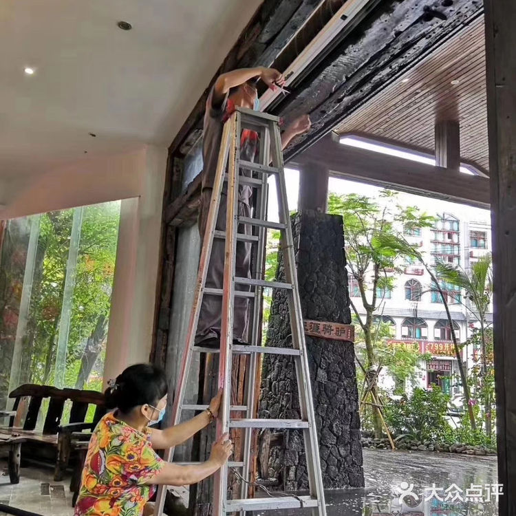 网上选了几家，就定了海口这家森林城市酒店，到了门口