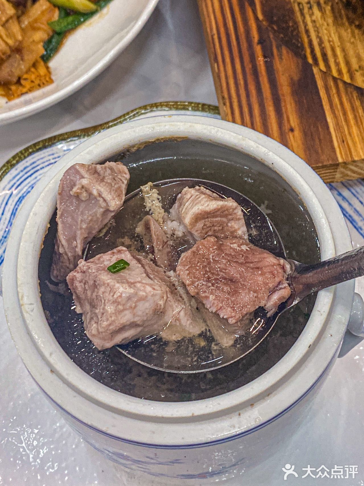 每一口都是客家菜的独特魅力。豆腐的软糯配上肉馅的鲜美