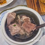 每一口都是客家菜的独特魅力。豆腐的软糯配上肉馅的鲜美