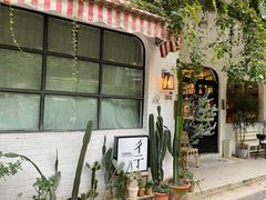 -彳亍咖啡·这里(水湾路店)