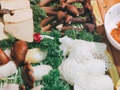 竹荪拼牛肝菌-慢丽江·云南野生菌土鸡锅(付家庄店)