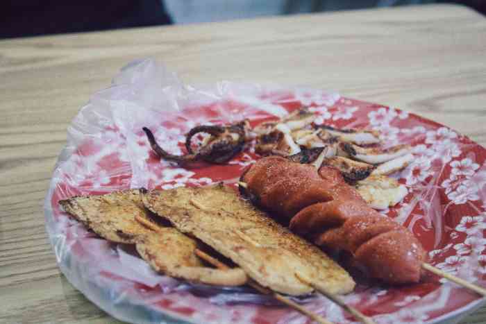 红姨烧烤-"之前在隆壹车房门口,现在搬了去马路对面,.