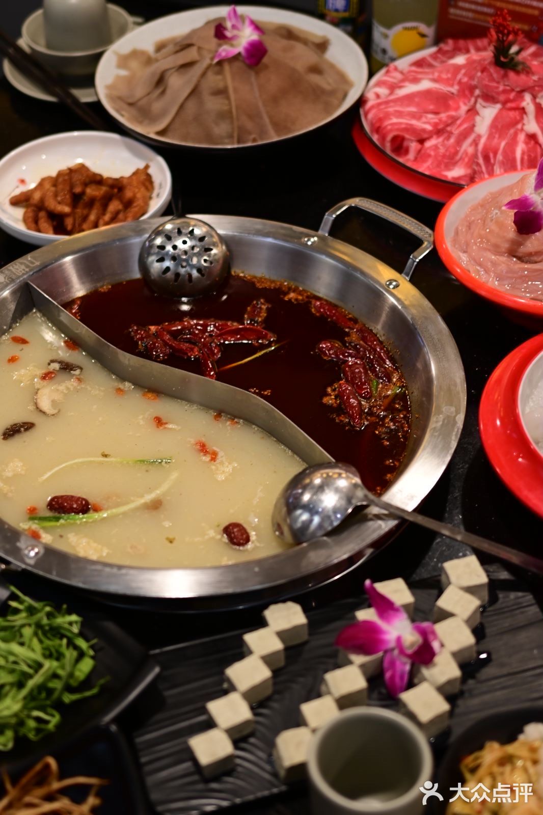 国潮风。这家火锅店以国潮风为特色
