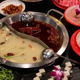 国潮风。这家火锅店以国潮风为特色