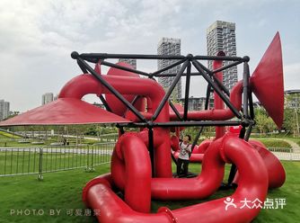孩子玩的不愿离开。从侧广场一路往前