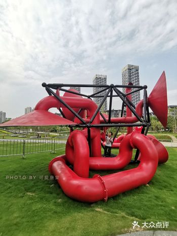 孩子玩的不愿离开。从侧广场一路往前