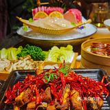在武汉汉口江滩的尚席·私房菜环境宜人,美食佳肴琳琅满目
