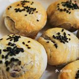 手抓饼分5块卷入香肠，涂上蛋黄液和黑芝麻
