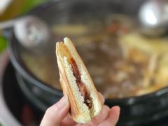 饼子夹腊肉-百菇园野生菌煲(平武店)