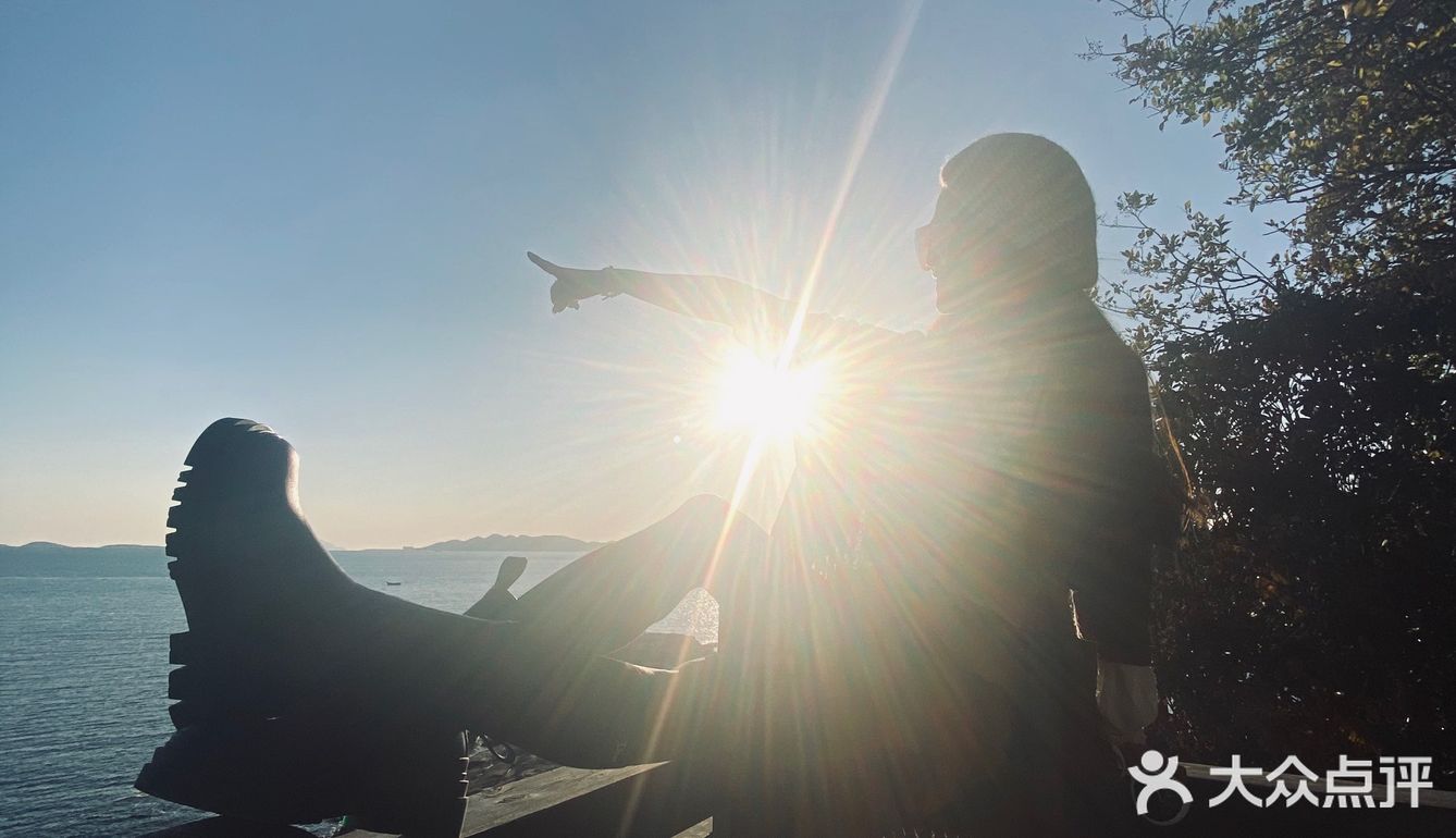 不经意的发现身边的小美好，随手拾起一片落叶