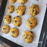 刷一层蛋黄液 撒点芝麻 放入烤箱175度25分钟左右