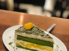黄桃抹茶奶酥奶油蛋糕-black rainbow coffee
