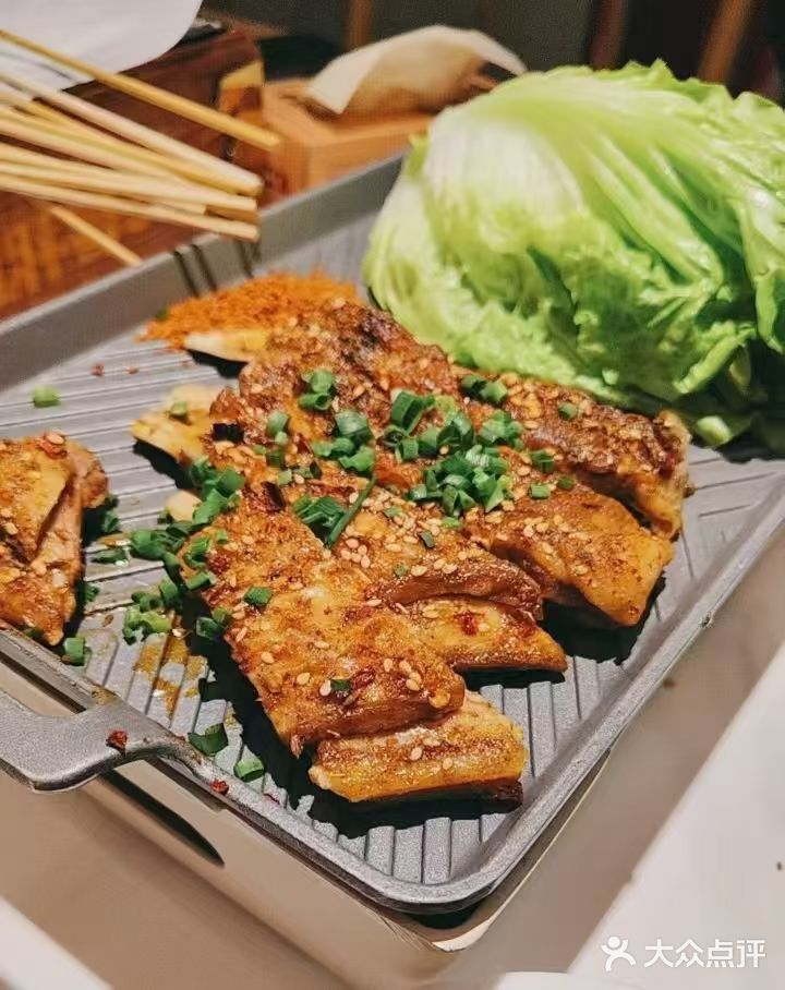 炭火烤牛筋，嚼出烟火里的软糯香