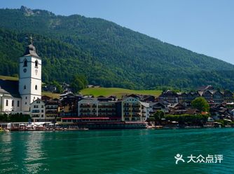 一路上游船可以欣赏到湖两岸的美景，湖水很绿