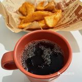 在临街的窗旁或露台上看马车缓过。店里今年升级改造后