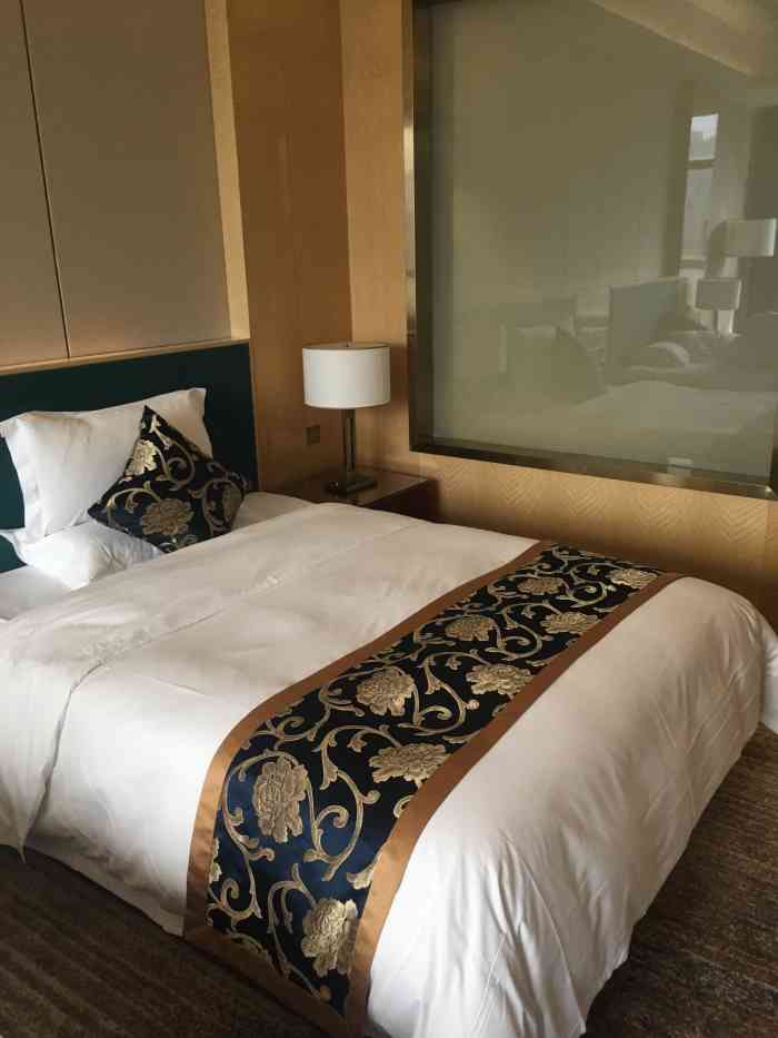 泰润国际大酒店-"酒店硬件很好,够四星级,但软件很差,差到.