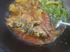 -东北烧烤铁锅炖水库鱼