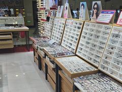 -美式眼镜·授权蔡司.依视路.尼康.豪雅.明月(人民广场店)