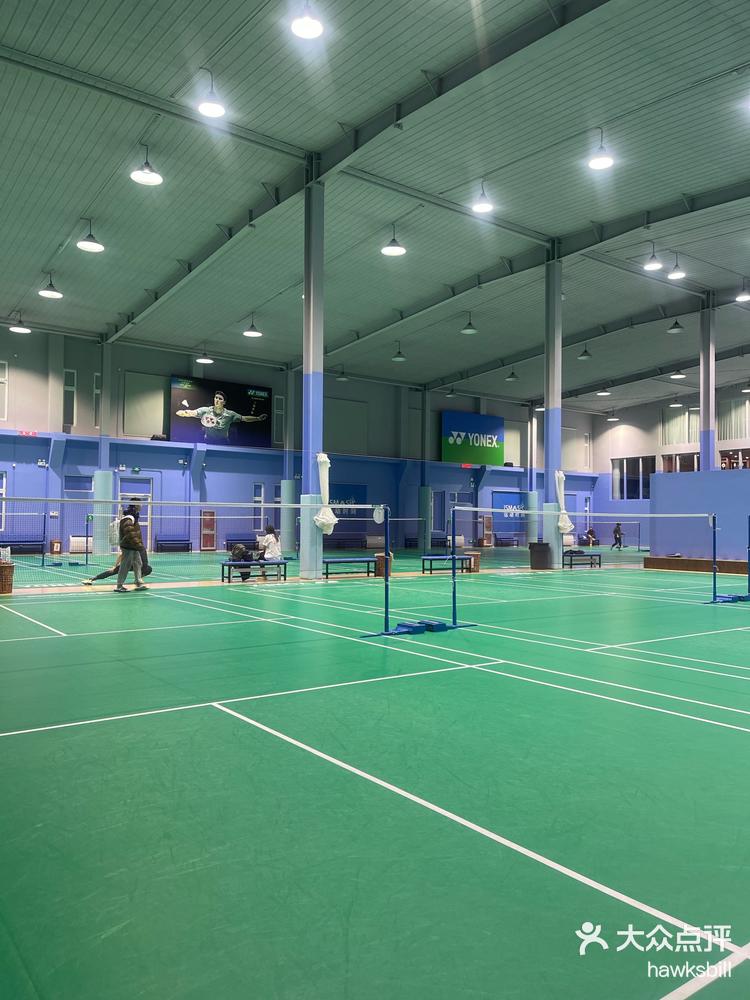 圣诞气氛拉满的网红羽毛球馆