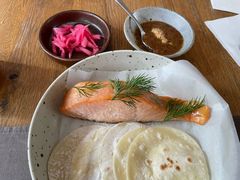 烟熏三文鱼配烤饺子皮和芥末籽酱-BOR Eatery(安福路店)