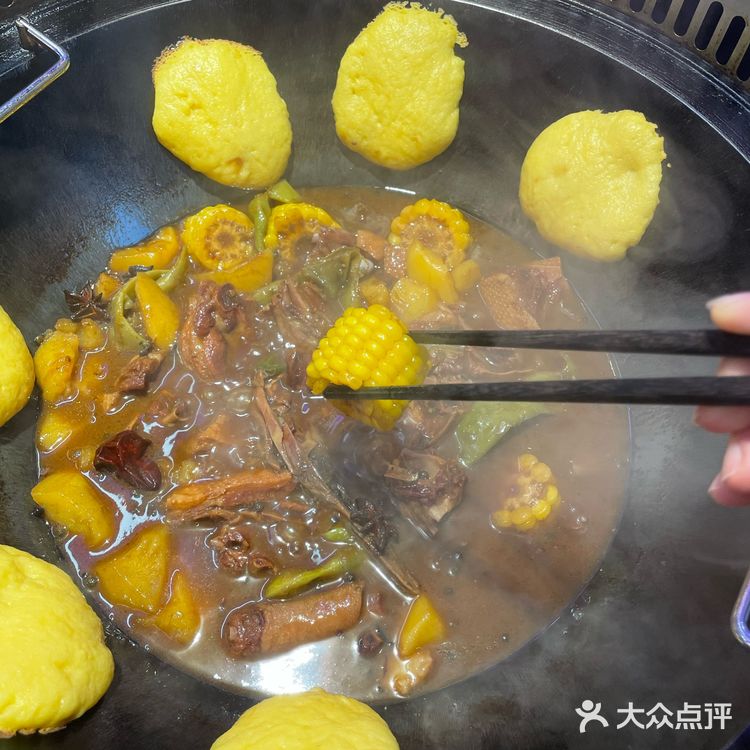 东北菜，铁锅炖，吃了一次还不错。