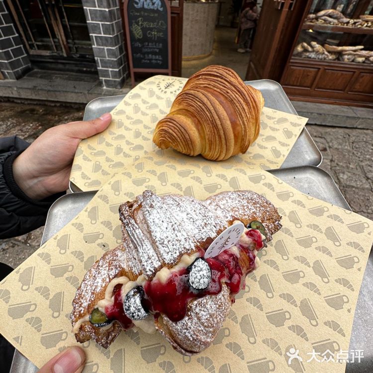  确实是丽江牛逼好吃的面包店啊啊啊……… 