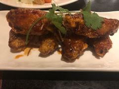 甜辣鸡翅佐以辣味蒜蓉汁-WOLFGANG PUCK KITCHEN & BAR(迪士尼小镇店)