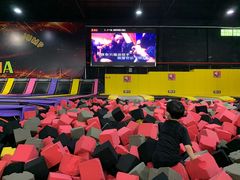 -嘿哟动霸CHUA·新潮玩运动娱乐中心·蹦床滑冰团建乐园