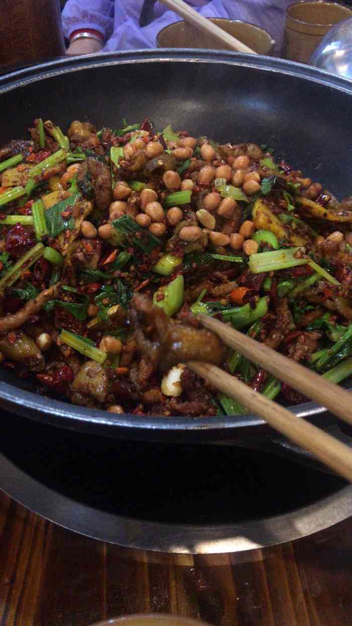 酸溜溜豆豉油渣火锅"酸溜溜家好多年了 现在搬到宅吉小区老年大.