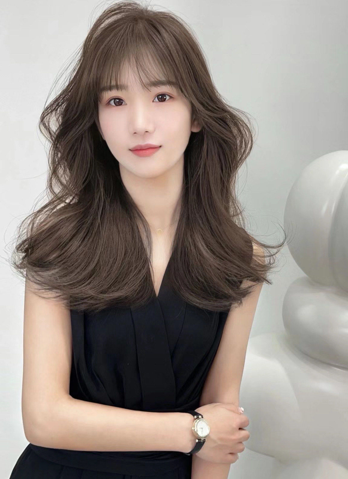 2021年最
火鱼尾烫
 鱼尾烫,就是烫卷出和鱼尾巴一样弧度的发屯