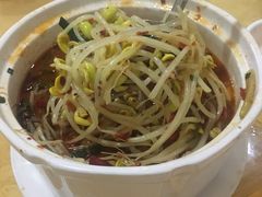 水煮牛肉的豆芽-鲤鱼塘农家山庄