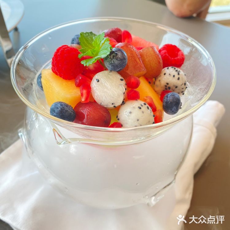 三層下午茶的第二層 鹹食，個人覺得吃不來 味覺接受無能