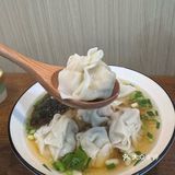 一碗热腾腾的鲜美馄饨