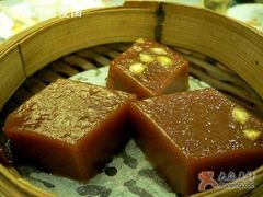 大概是红豆糕吧..难吃!-御花园·粤菜·海鲜火锅(中山公园店)