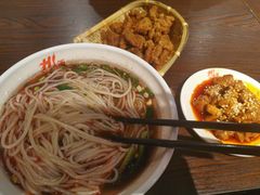 -爆炸头阿姨小四川正宗川味小吃(无任何分店)