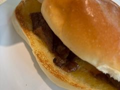 咸牛肉炒蛋芝士包-香港新发烧腊茶餐厅(书城店)