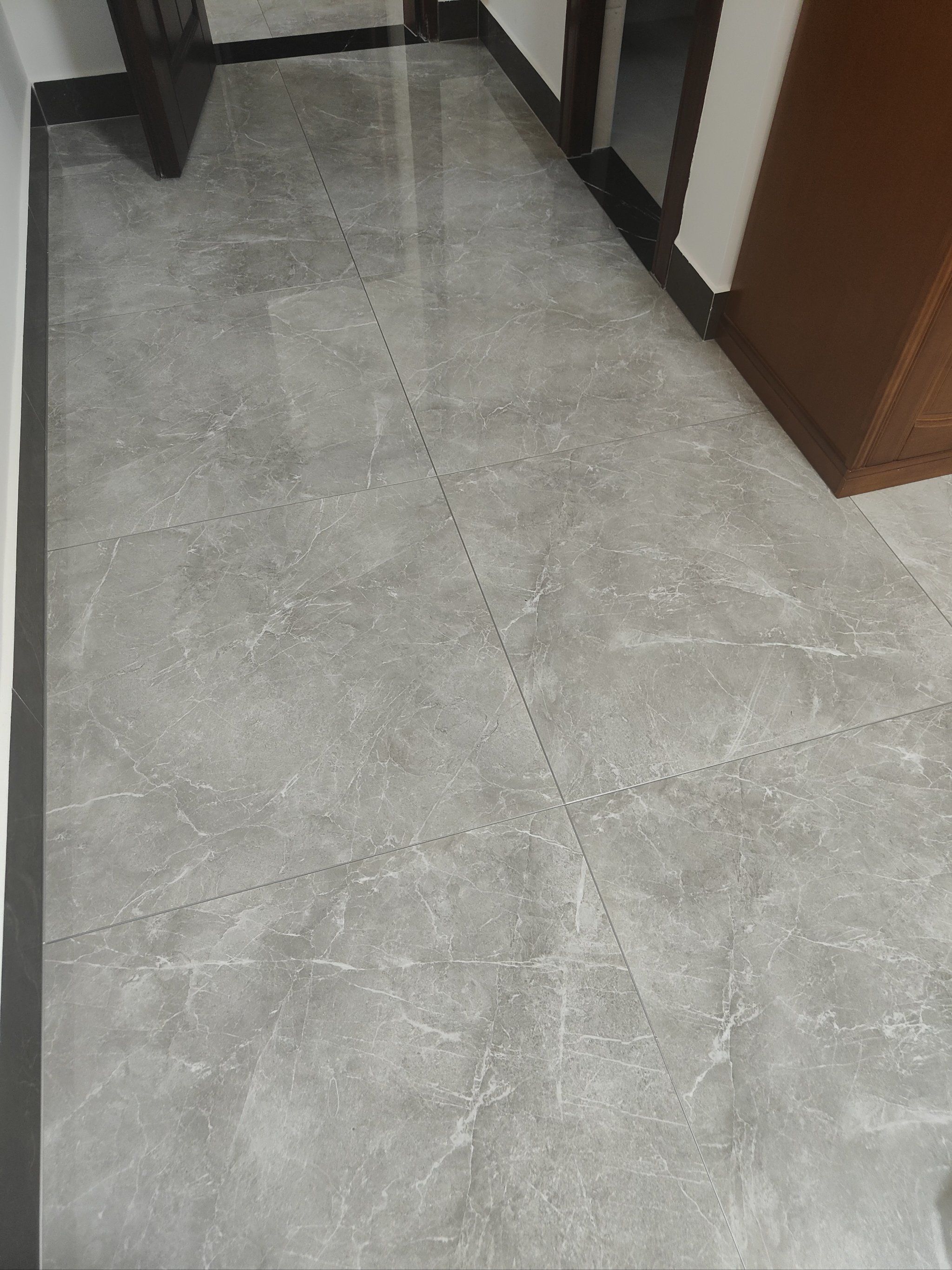 灰调瓷砖客厅风