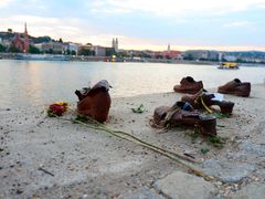 -多瑙河畔鞋履雕塑