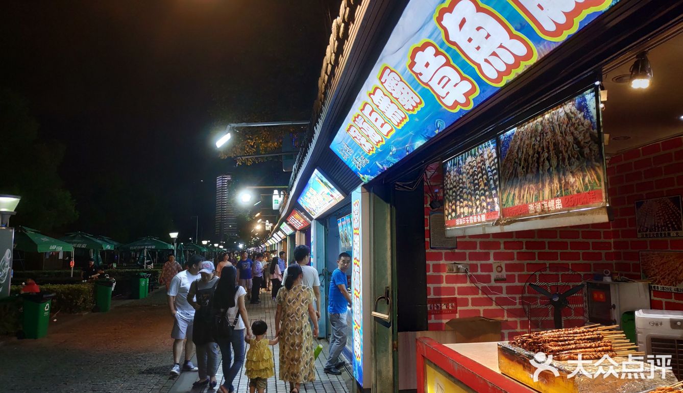 秋水广场美食一条街一条直线到底,主打居然是台湾美食