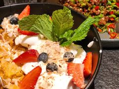 希腊酸奶水果燕麦碗-来龙里 精致 东南亚餐室(万象城店)