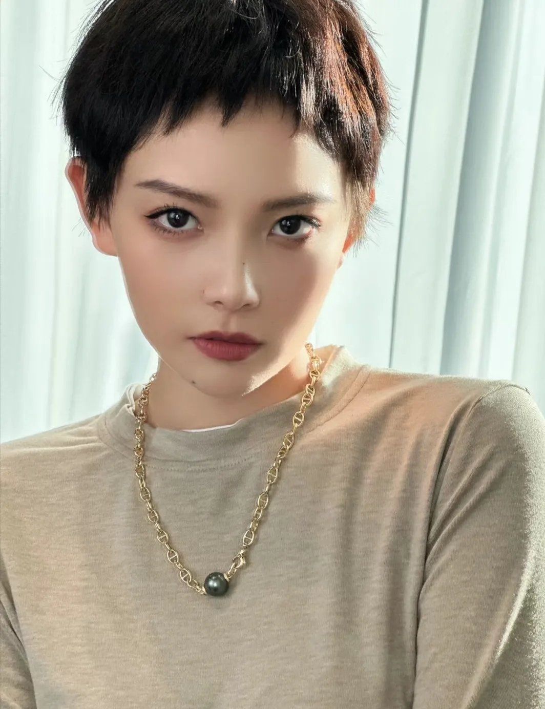 不规则刘海短发