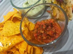 墨西哥玉米片佐牛油果酸奶酱，红虾甜椒塔可酱-娜娜家·Nana's restaurant(国金汇店)