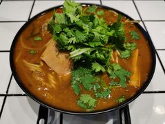 招牌炸酱酸辣米线-肥汁米蘭香港米线(长宁来福士店)