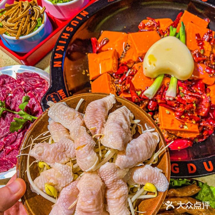 成都探店 | 进店就送草莓的老火锅